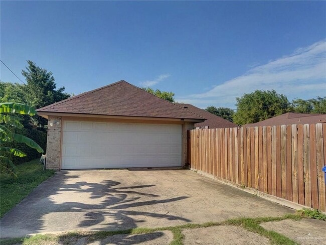 Building Photo - 120 E Gardenia Ave