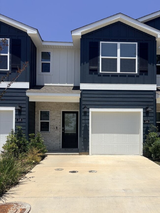 Building Photo - Biloxi Townhome