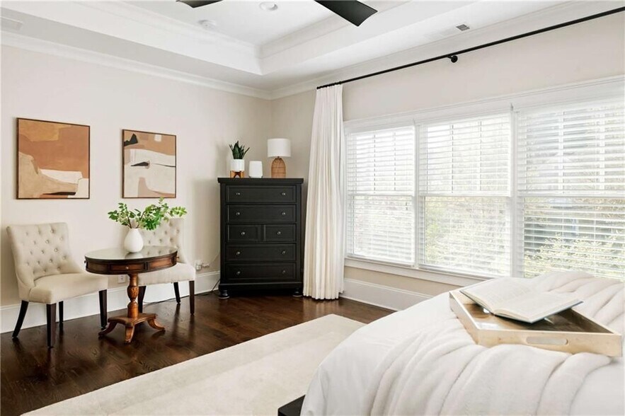 Building Photo - 582 St Charles Ave NE