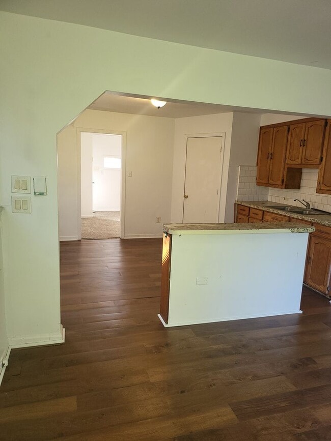 Building Photo - $1250 - 3 bedroom Eastpointe