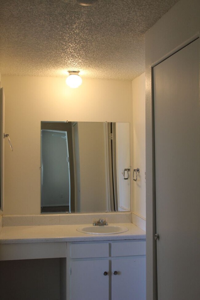 Building Photo - Wonderful 1 BR/1 BA Condo located on 3rd Floor in Secured Bldg!