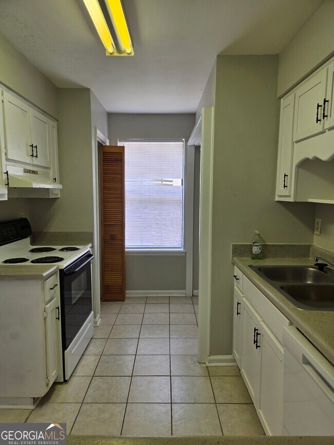 Building Photo - 425 Admiral's Walk Dr