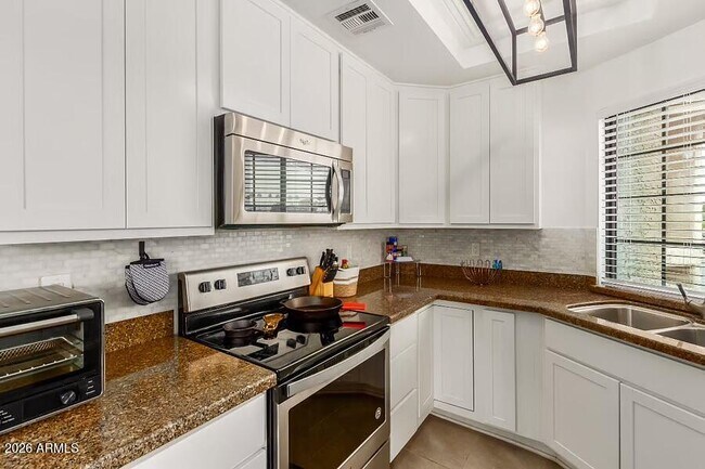 Building Photo - 930 N Mesa Dr