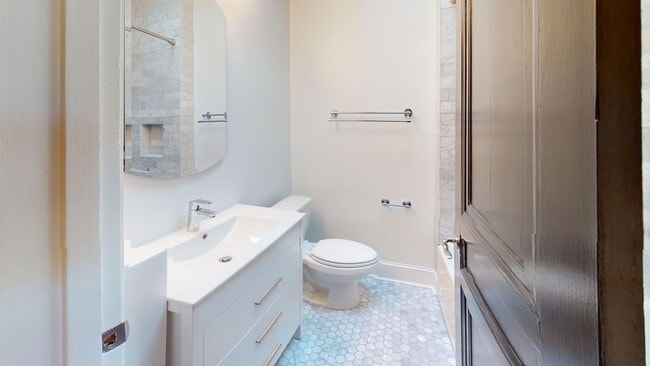 Building Photo - Spacious Three Bedroom Home W/Backyard, Ba...