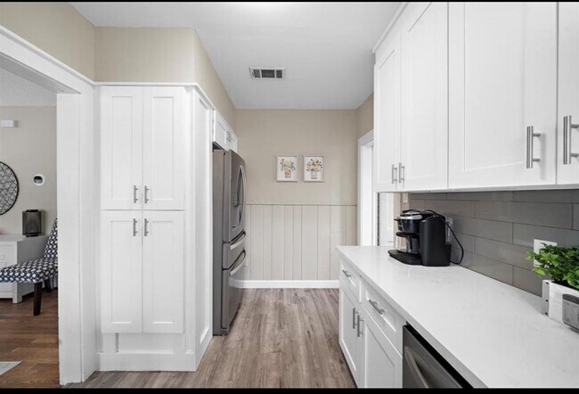 Building Photo - 1631 Castle Ct