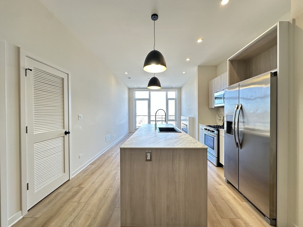 Building Photo - 6340 W Belmont Ave