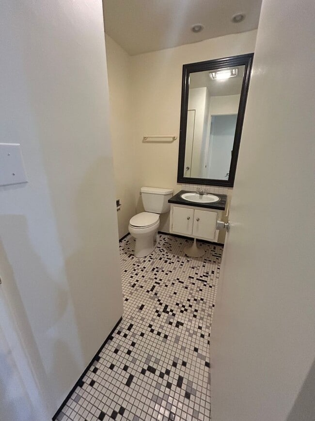 Building Photo - 1 Bedroom, 1 Bathroom Apartment