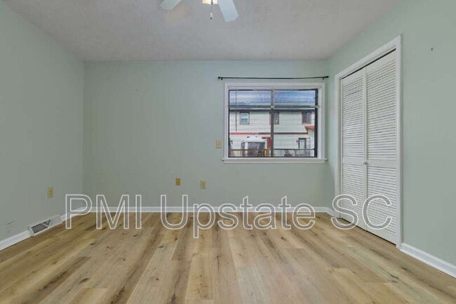 Building Photo - 100 Buttercup Way