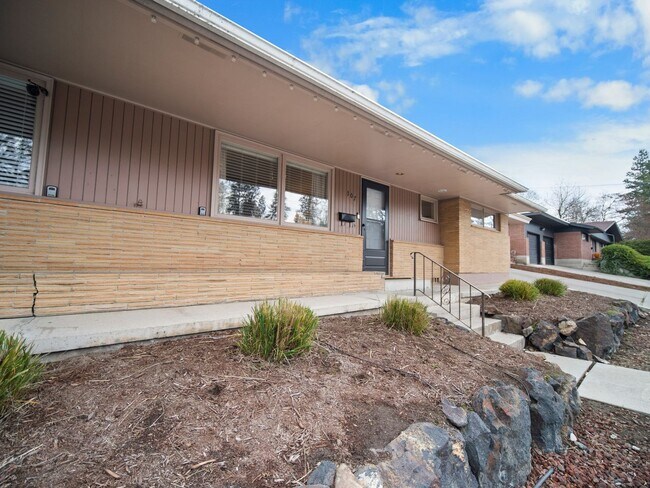 Building Photo - Beautiful FULLY FURNISHED TWO BEDROOM DUPLEX!