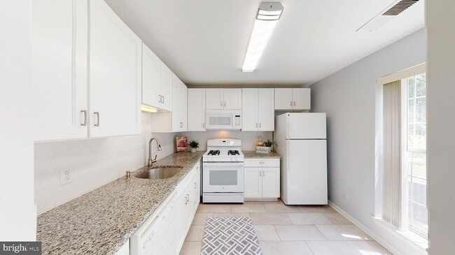 Building Photo - 46895 Eaton Terrace