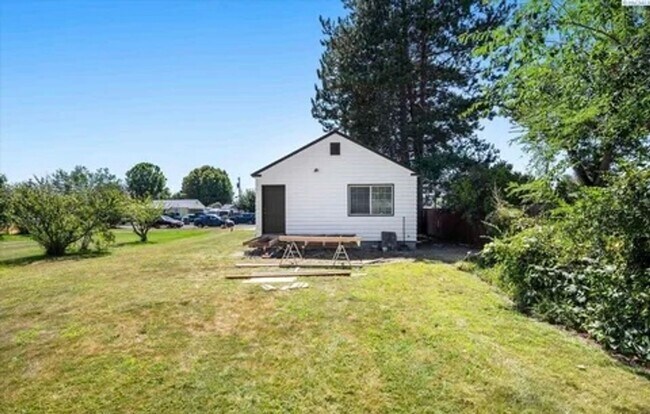Building Photo - Charming 2 Bedroom Home with Fenced Backyard in Central Kennewick!
