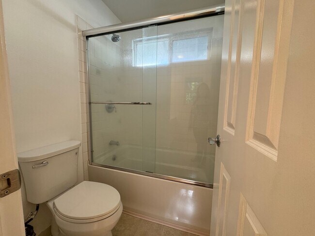 Building Photo - Stunning 4 Bedroom with 3 Bathroom Home in...