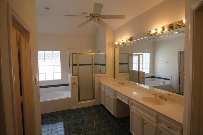 Building Photo - 1816 Devonshire Crescent