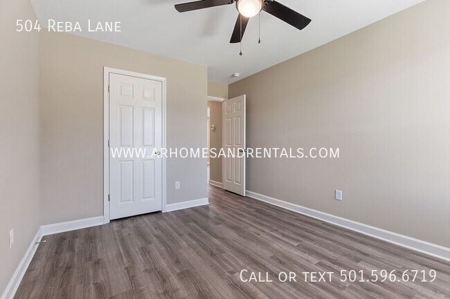 Building Photo - 504 Reba Ln