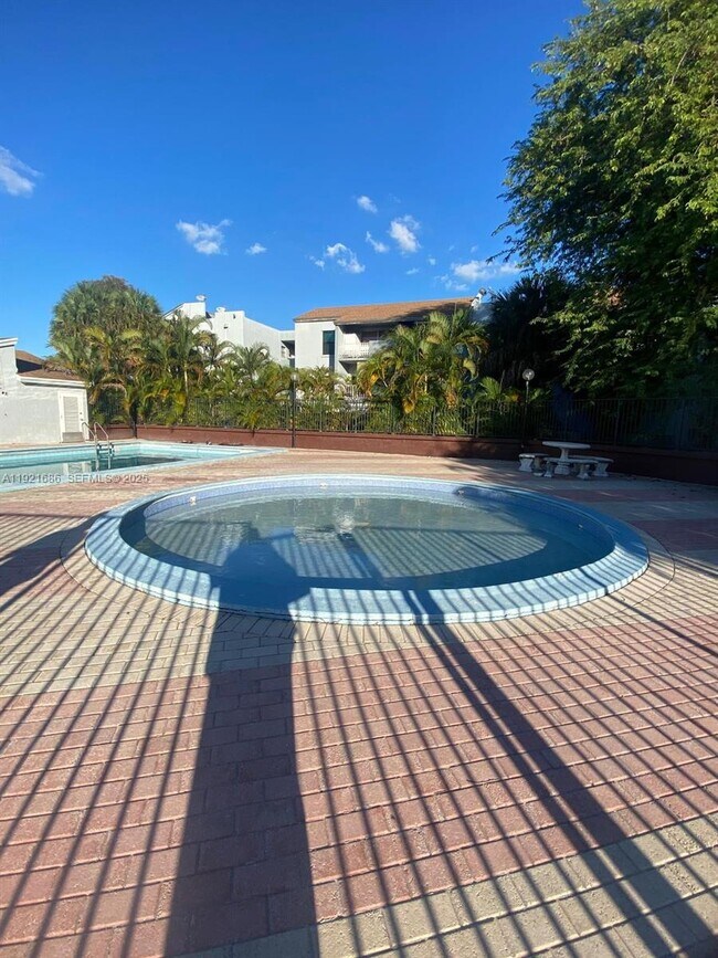 Building Photo - 1725 W 60th St