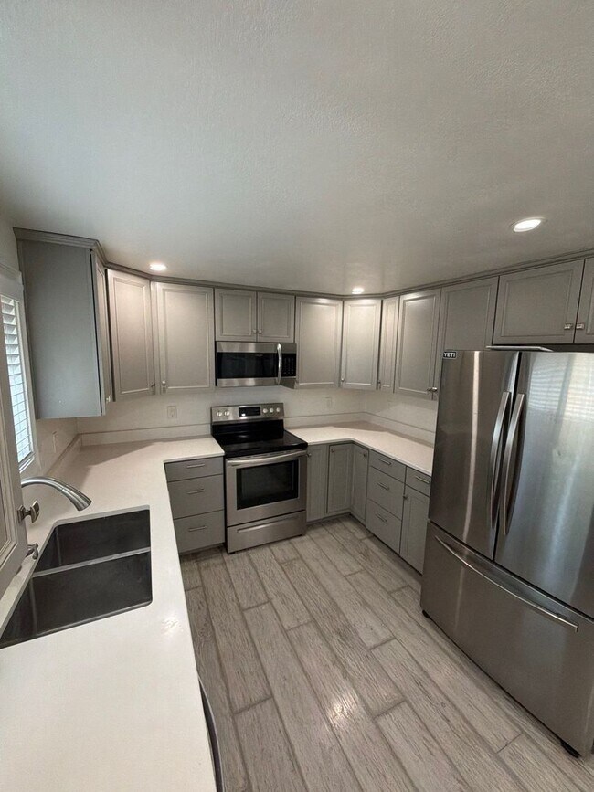 Building Photo - 1085 Saville Ave