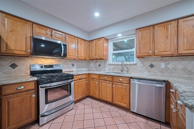 Building Photo - 10015 Sageyork Dr