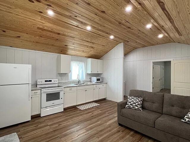 Building Photo - 1674 N Oliver St