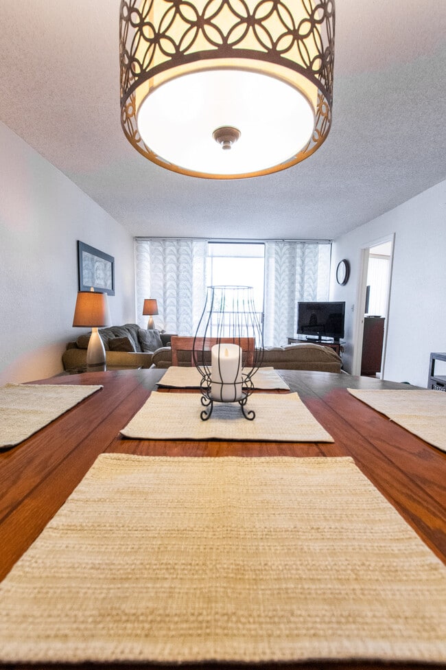 Building Photo - 1000 Cove Cay Dr