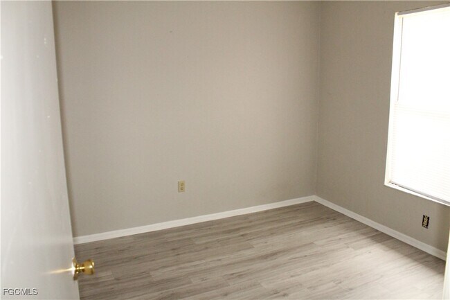 Building Photo - 511 SE 5th Pl