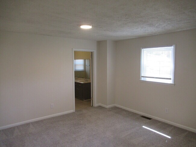 Building Photo - Charming Brick Ranch in a Convenient Lincolnton Location!