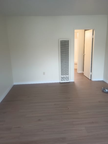 Building Photo - 9415 California Ave