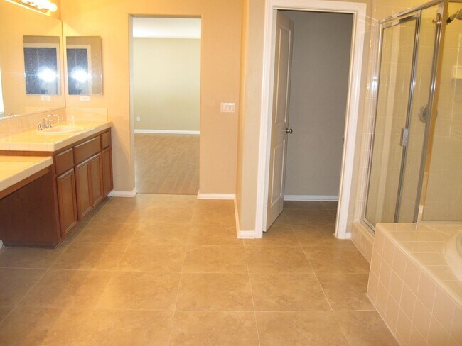 Building Photo - Four Bedroom Three Bathroom Home in the Ha...