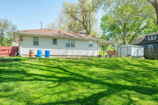 Building Photo - Come Home to Urbandale!