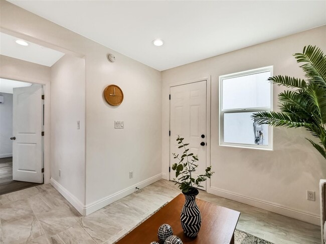 Building Photo - 3057 Vineyard Ave