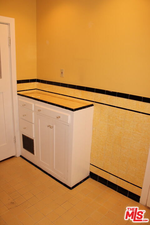 Building Photo - 1020 Hi Point St