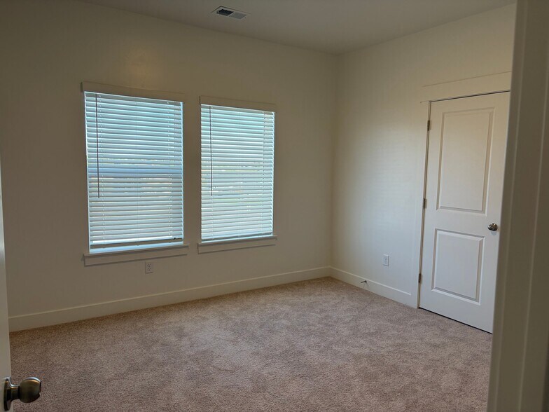 Building Photo - 3085 S 225 W