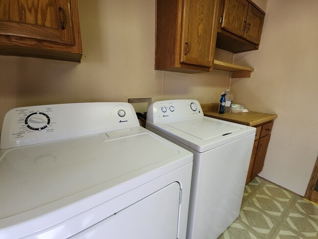 Building Photo - 8260 Sherwood Blvd