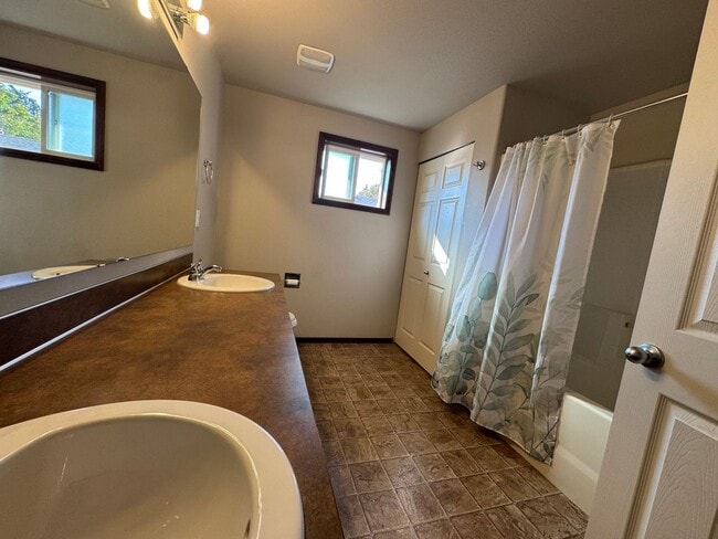 Building Photo - 3 Bed, 2.5 Bath PLUS Bonus Room