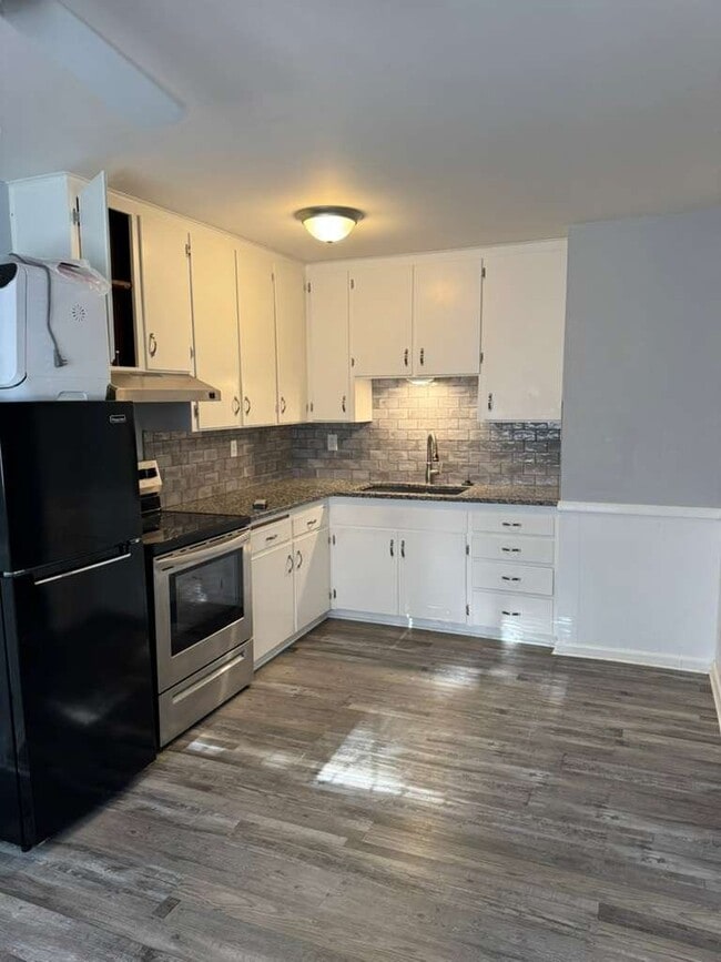 Building Photo - 5621 N Strathbury Ave