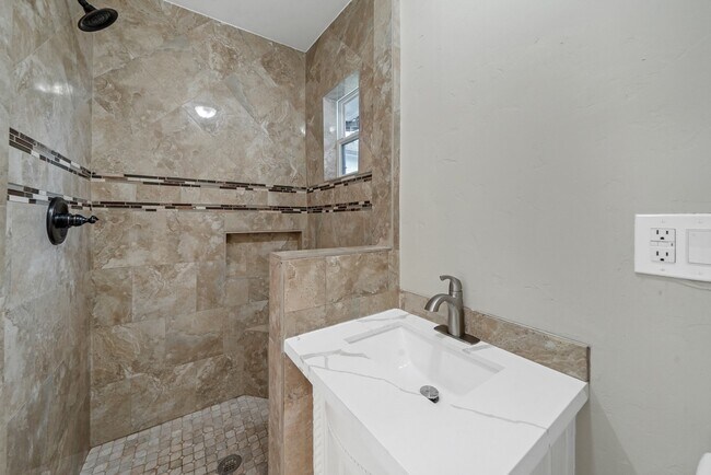 Building Photo - 7647 Greendowns St