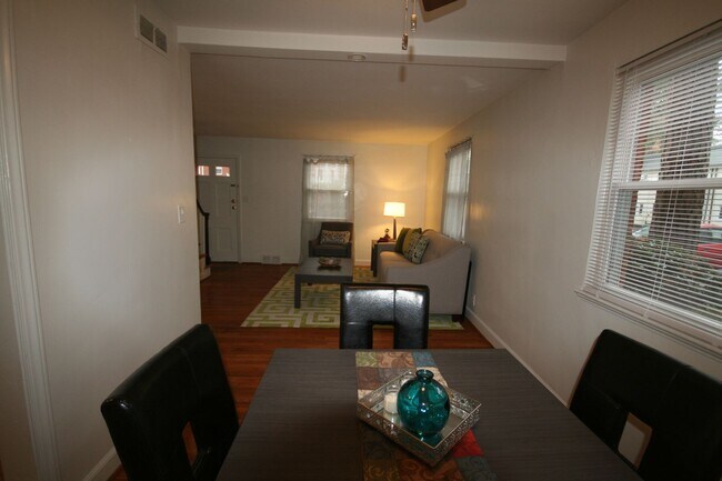 Building Photo - Lovely End Unit Townhouse / W&D / Near Duk...