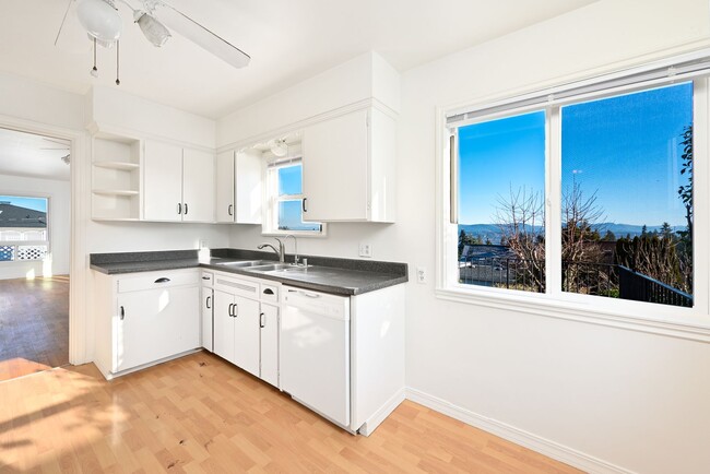 Building Photo - 3 Bedroom Home in Rainer Beach - Beautiful view over Lake Washington