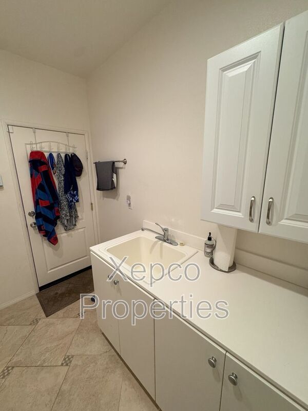 Building Photo - 1290 Esperanza Trail