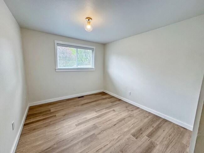 Building Photo - Immaculate Single-Level Home