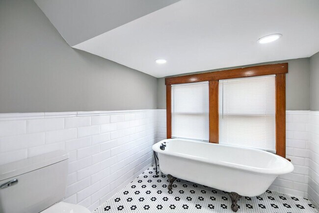 Building Photo - Short North / Victorian Village Stunning Single Family House!