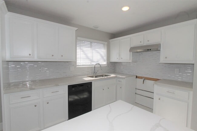 Building Photo - 4611 Silver Fox Dr