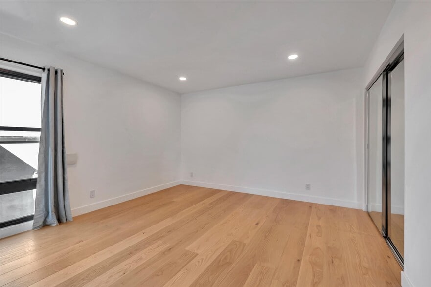 Building Photo - 8650 Gulana Ave