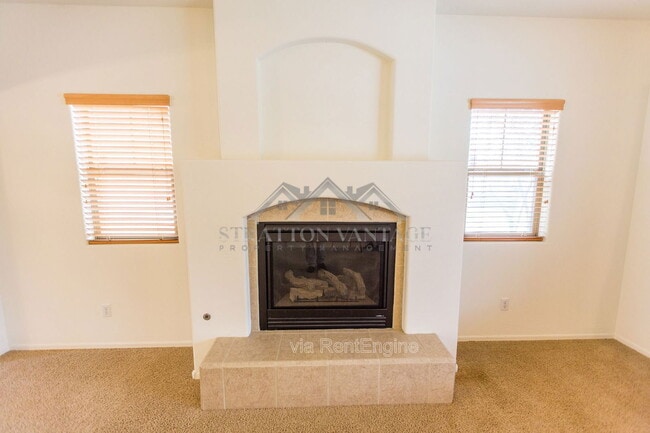 Building Photo - 945 E Blue Spruce Ln