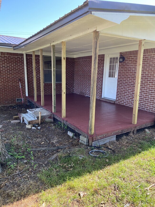 Building Photo - 625 Country Club Rd