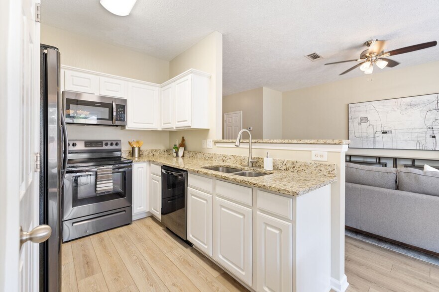 Building Photo - 8104 Valley Oak Dr