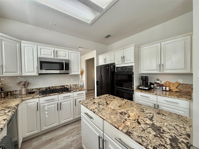 Building Photo - 2 Twin Feather Pl