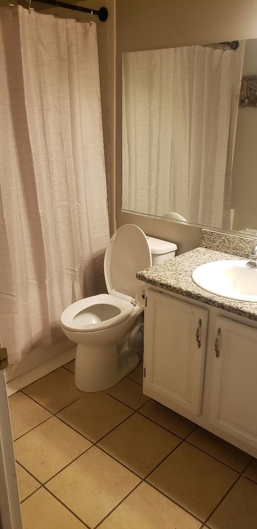 Building Photo - Charming 2 Bedroom Condo with Great Amenit...
