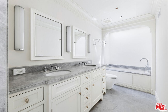 Building Photo - 152 S Camden Dr