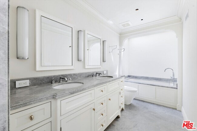Building Photo - 9565 Charleville Blvd