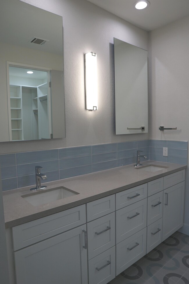 Building Photo - 204 N Hermosa Dr